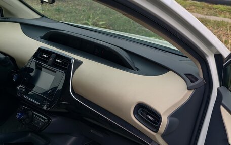 Toyota Prius IV XW50, 2016 год, 2 050 000 рублей, 4 фотография