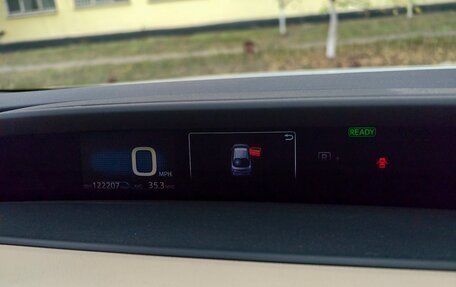 Toyota Prius IV XW50, 2016 год, 2 050 000 рублей, 5 фотография