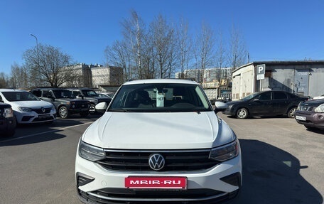 Volkswagen Tiguan II, 2021 год, 2 499 000 рублей, 2 фотография