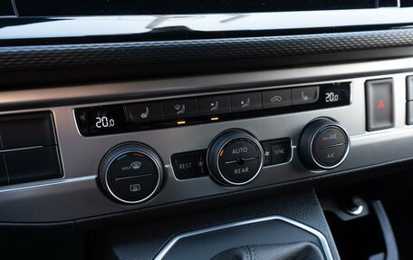 Volkswagen Multivan T6 рестайлинг, 2020 год, 6 399 000 рублей, 20 фотография