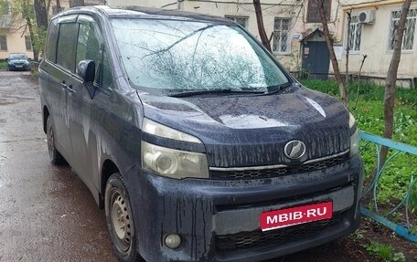 Toyota Voxy II, 2010 год, 1 250 000 рублей, 1 фотография