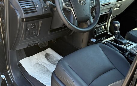 Toyota Land Cruiser Prado 150 рестайлинг 2, 2022 год, 9 800 000 рублей, 7 фотография