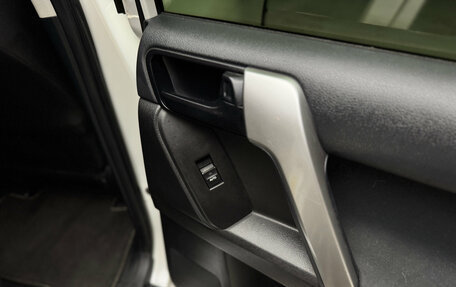 Toyota Land Cruiser Prado 150 рестайлинг 2, 2016 год, 4 000 000 рублей, 23 фотография