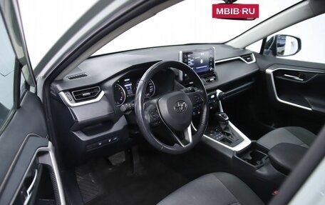 Toyota RAV4, 2020 год, 3 650 000 рублей, 10 фотография
