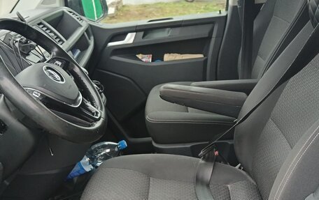 Volkswagen Multivan T6 рестайлинг, 2017 год, 2 800 000 рублей, 10 фотография