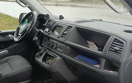 Volkswagen Multivan T6 рестайлинг, 2017 год, 2 800 000 рублей, 14 фотография