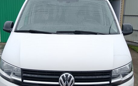 Volkswagen Multivan T6 рестайлинг, 2017 год, 2 800 000 рублей, 3 фотография