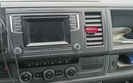 Volkswagen Multivan T6 рестайлинг, 2017 год, 2 800 000 рублей, 8 фотография