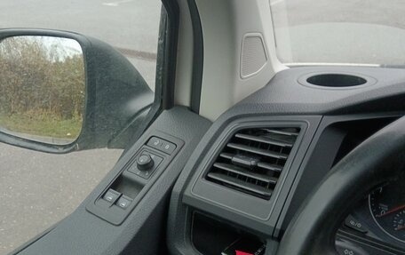 Volkswagen Multivan T6 рестайлинг, 2017 год, 2 800 000 рублей, 21 фотография