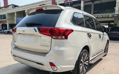 Mitsubishi Outlander III рестайлинг 3, 2021 год, 1 930 000 рублей, 4 фотография