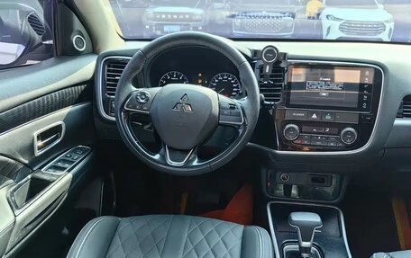 Mitsubishi Outlander III рестайлинг 3, 2021 год, 1 930 000 рублей, 10 фотография