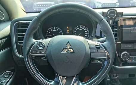 Mitsubishi Outlander III рестайлинг 3, 2021 год, 1 930 000 рублей, 11 фотография