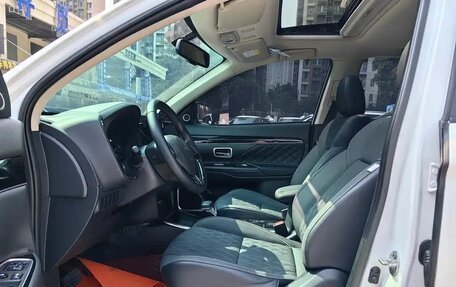 Mitsubishi Outlander III рестайлинг 3, 2021 год, 1 930 000 рублей, 8 фотография