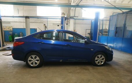 Hyundai Solaris II рестайлинг, 2011 год, 725 000 рублей, 4 фотография