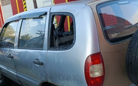 Chevrolet Niva I рестайлинг, 2005 год, 100 000 рублей, 5 фотография