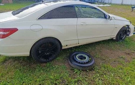 Mercedes-Benz E-Класс, 2011 год, 650 000 рублей, 2 фотография