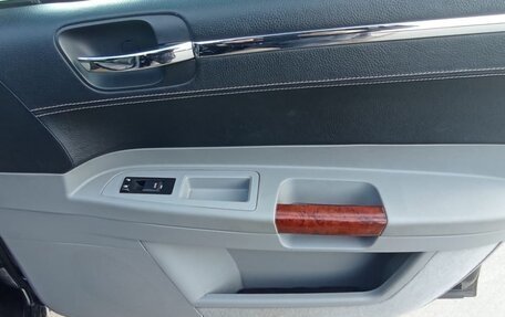 Chrysler 300C II, 2007 год, 400 000 рублей, 17 фотография