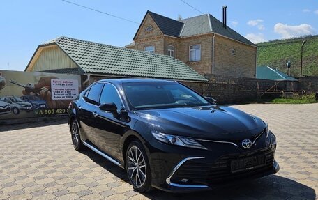 Toyota Camry, 2023 год, 3 300 000 рублей, 2 фотография