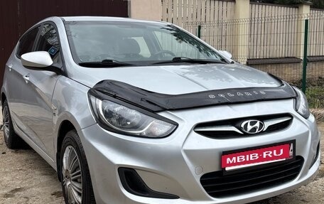 Hyundai Solaris II рестайлинг, 2012 год, 1 100 000 рублей, 2 фотография