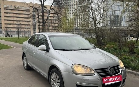 Volkswagen Jetta VI, 2010 год, 645 000 рублей, 2 фотография