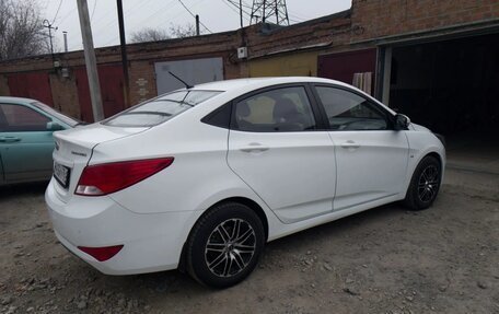 Hyundai Solaris II рестайлинг, 2015 год, 1 150 000 рублей, 2 фотография