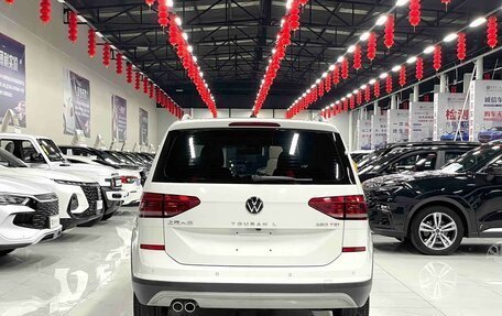 Volkswagen Touran III, 2022 год, 2 600 000 рублей, 5 фотография