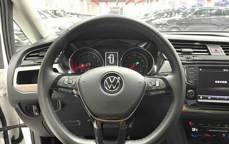 Volkswagen Touran III, 2022 год, 2 600 000 рублей, 9 фотография