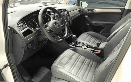 Volkswagen Touran III, 2022 год, 2 600 000 рублей, 10 фотография