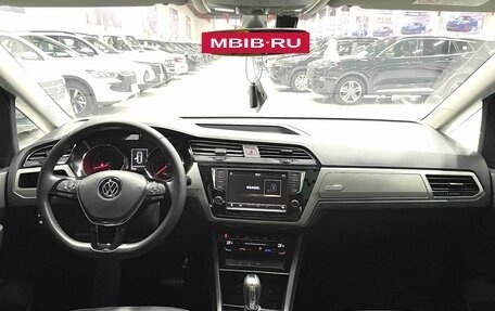 Volkswagen Touran III, 2022 год, 2 600 000 рублей, 8 фотография