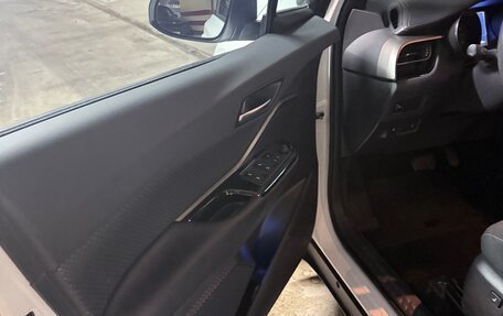 Toyota C-HR I рестайлинг, 2019 год, 2 000 000 рублей, 6 фотография