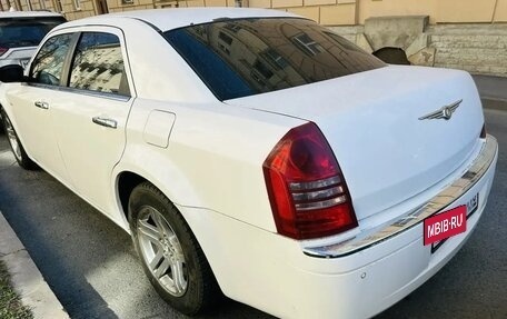 Chrysler 300C II, 2005 год, 595 000 рублей, 2 фотография