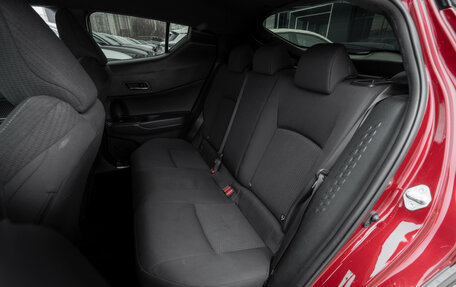 Toyota C-HR I рестайлинг, 2018 год, 2 570 000 рублей, 12 фотография