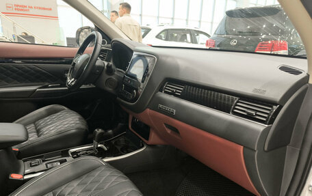 Mitsubishi Outlander III рестайлинг 3, 2022 год, 2 782 000 рублей, 15 фотография