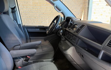 Volkswagen Multivan T6 рестайлинг, 2019 год, 4 750 000 рублей, 8 фотография