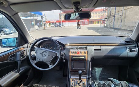 Mercedes-Benz E-Класс, 1998 год, 430 000 рублей, 8 фотография