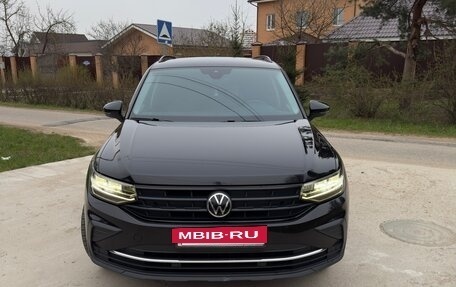 Volkswagen Tiguan II, 2021 год, 2 250 000 рублей, 2 фотография