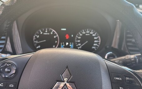 Mitsubishi Outlander III рестайлинг 3, 2015 год, 1 990 000 рублей, 4 фотография