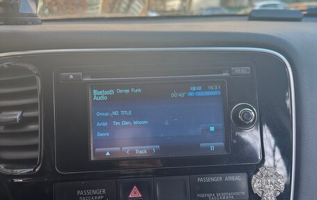 Mitsubishi Outlander III рестайлинг 3, 2015 год, 1 990 000 рублей, 10 фотография