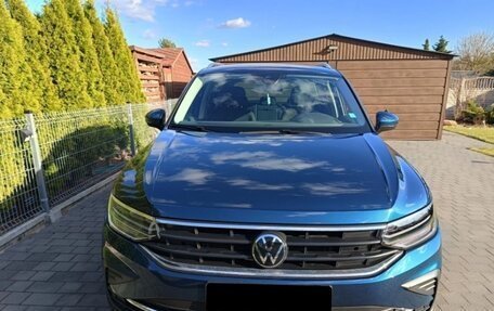 Volkswagen Tiguan II, 2023 год, 3 300 000 рублей, 1 фотография