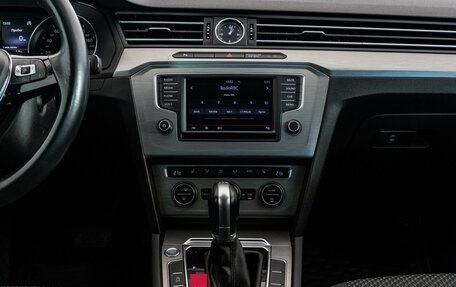 Volkswagen Passat B8 рестайлинг, 2016 год, 1 699 000 рублей, 15 фотография