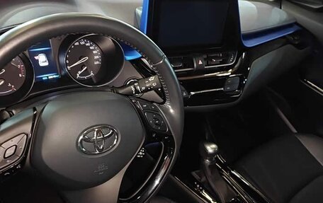 Toyota C-HR I рестайлинг, 2022 год, 1 720 000 рублей, 9 фотография