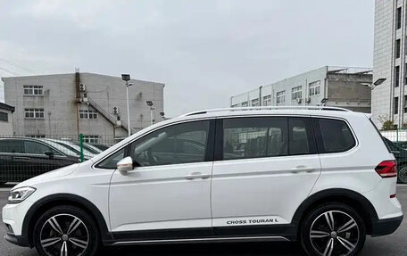 Volkswagen Touran III, 2022 год, 1 749 003 рублей, 4 фотография