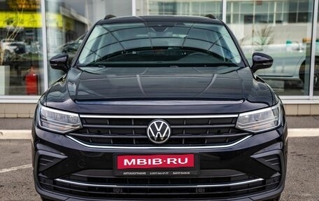 Volkswagen Tiguan II, 2021 год, 2 698 000 рублей, 2 фотография