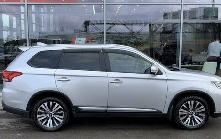 Mitsubishi Outlander III рестайлинг 3, 2018 год, 2 455 000 рублей, 7 фотография