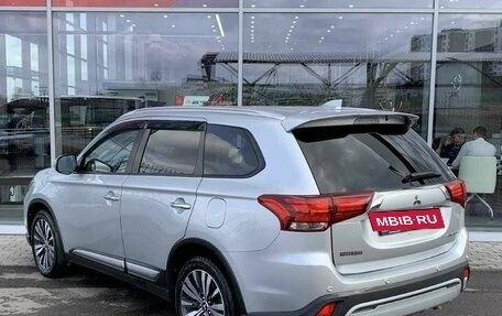 Mitsubishi Outlander III рестайлинг 3, 2018 год, 2 455 000 рублей, 11 фотография