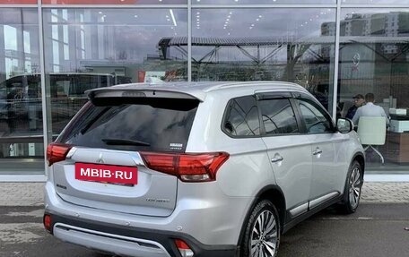Mitsubishi Outlander III рестайлинг 3, 2018 год, 2 455 000 рублей, 8 фотография
