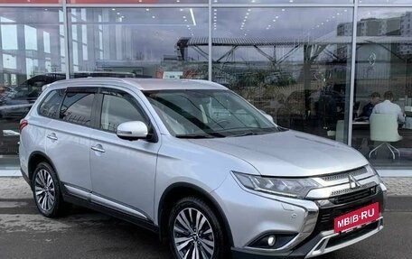 Mitsubishi Outlander III рестайлинг 3, 2018 год, 2 455 000 рублей, 6 фотография