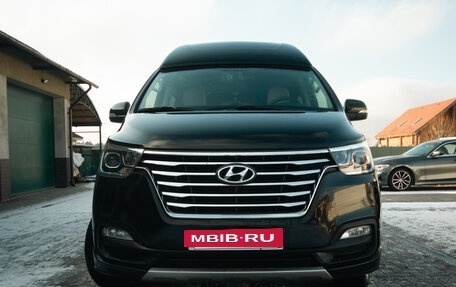 Hyundai Grand Starex Grand Starex I рестайлинг 2, 2019 год, 5 300 000 рублей, 3 фотография