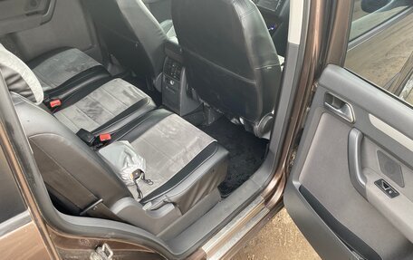 Volkswagen Touran III, 2010 год, 650 000 рублей, 18 фотография