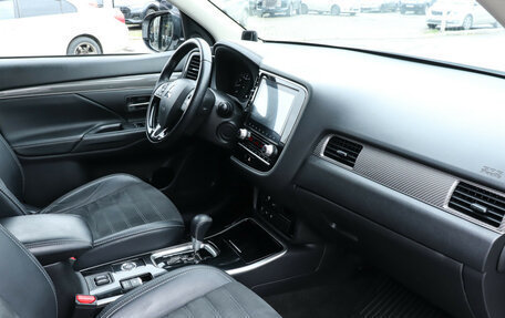 Mitsubishi Outlander III рестайлинг 3, 2021 год, 2 480 000 рублей, 9 фотография